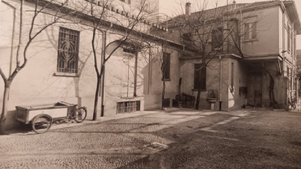 Foto storica in bianco e nero della corte interna del palazzo dove è nato l'Ambulatorio Veterinario Botti Maggi.