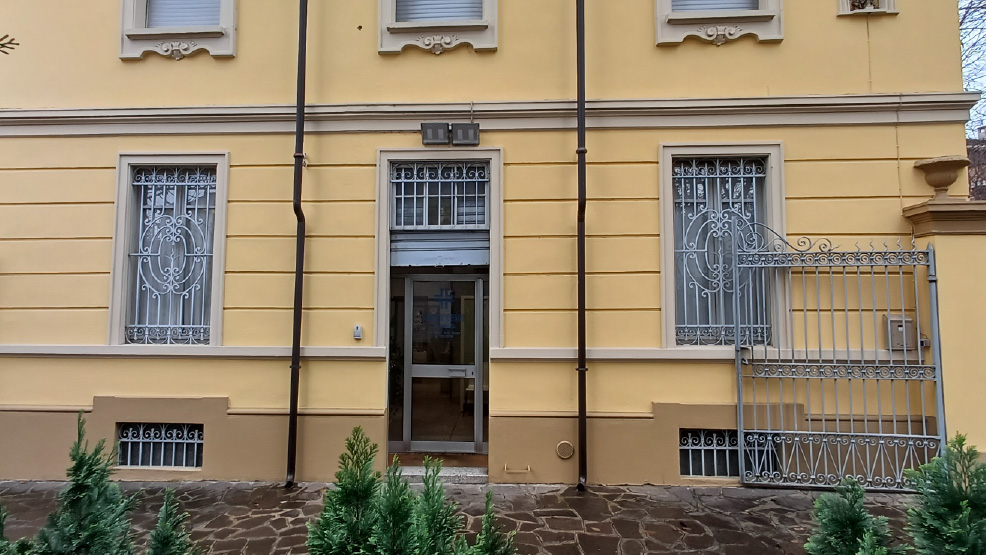 Foto a colori dell'entrata dell'Ambulatorio Veterinario Botti Maggi oggi