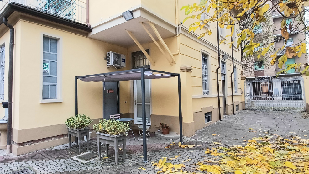 Foto recente a colori della corte interna del palazzo dove si trova l'Ambulatorio Veterinario Botti Maggi